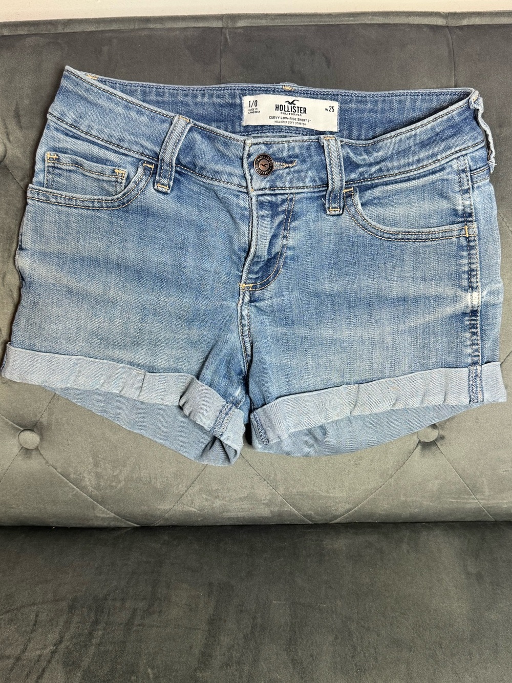 Hollister Curvy Low-Rise Short 3” Light Wash Cuffed Denim Shorts